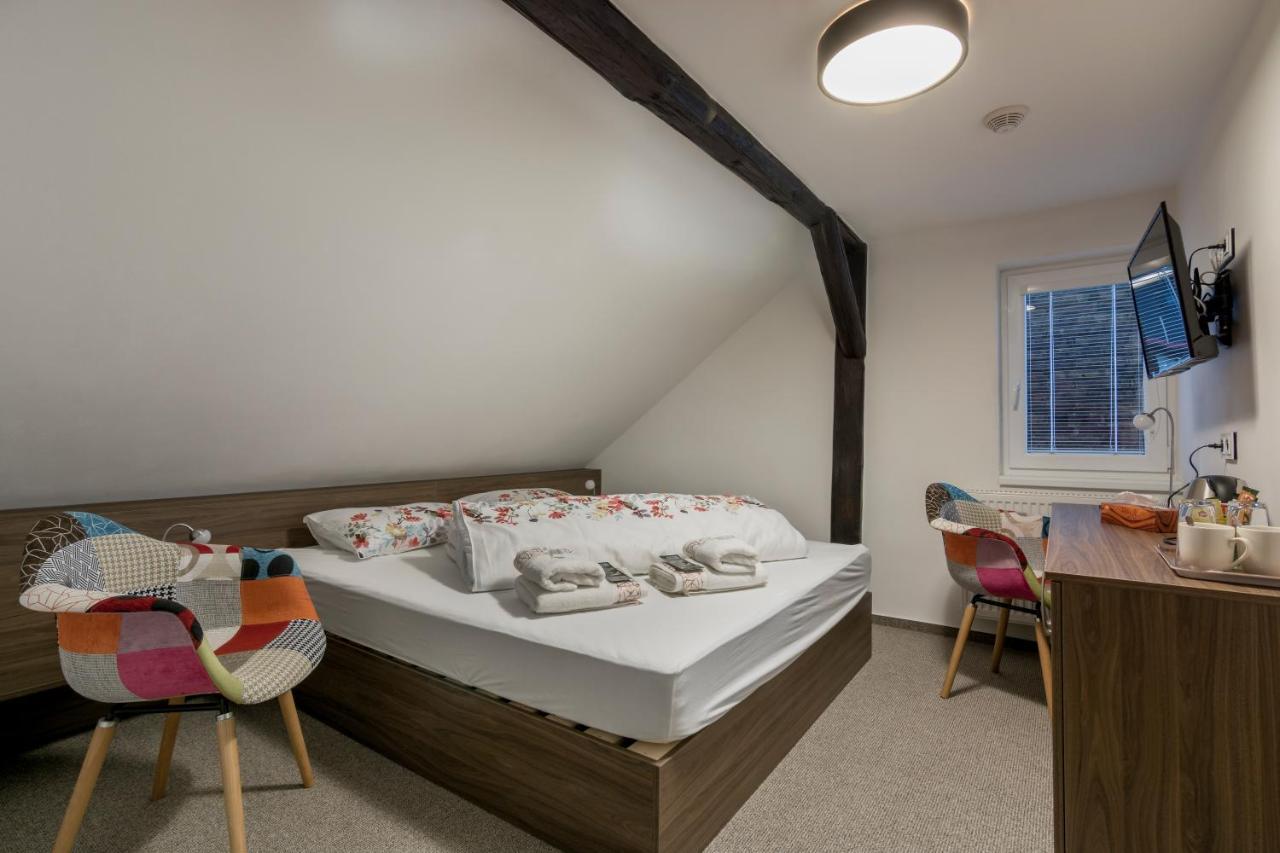 Zimmer mit Kingsize-Bett