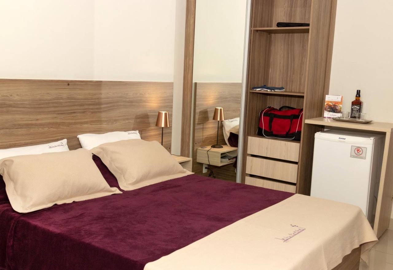 Quarto Duplo com Uma Cama de Casal