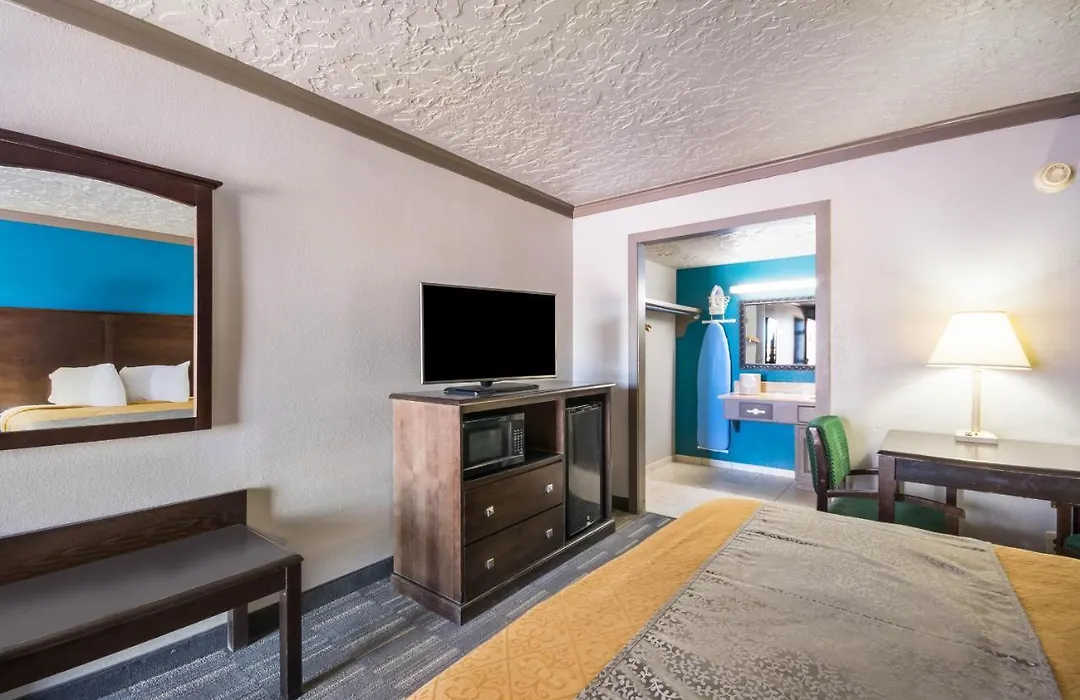 Econo Lodge Inn & Suites-1