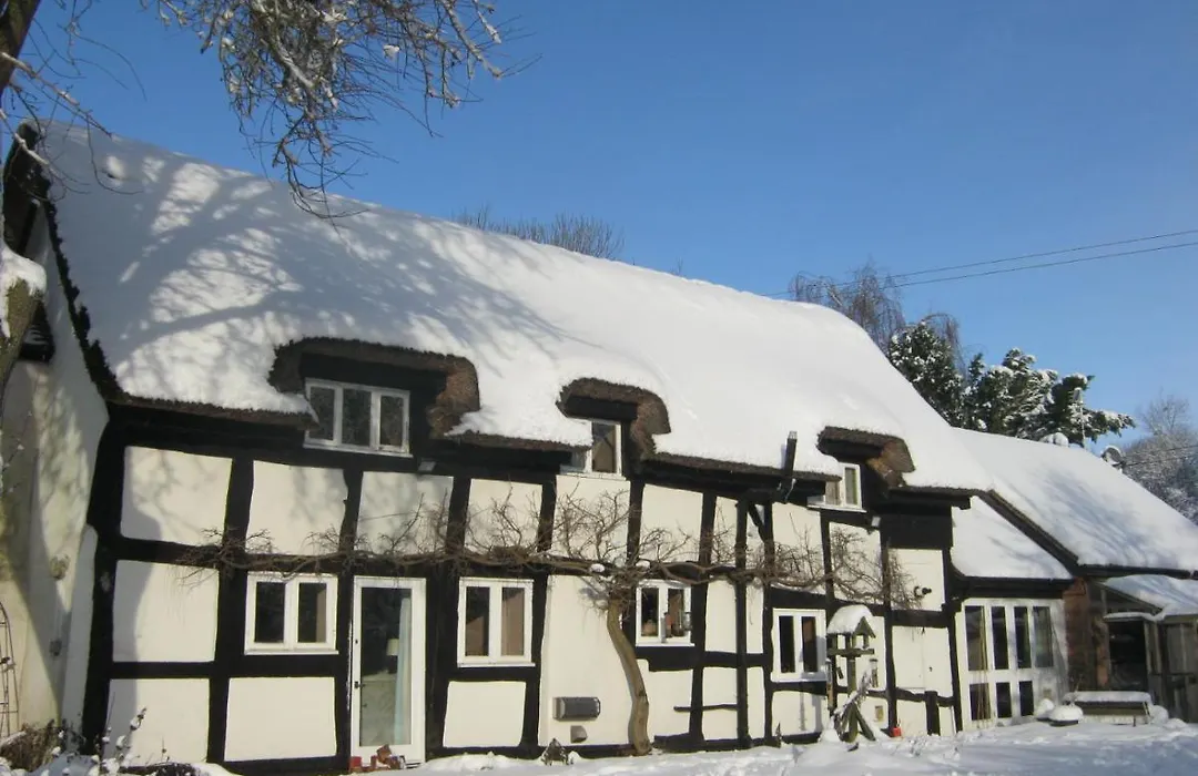 The Moats - Coddington A Small Private Thatched Cottage B&B Located In Quiet Countryside Between Ledbury And Malvern - Convenient For The Malvern Three Counties Showground And 5 Miles From Excellent Shops Restaurants And Ledbury Poetry Festival-1