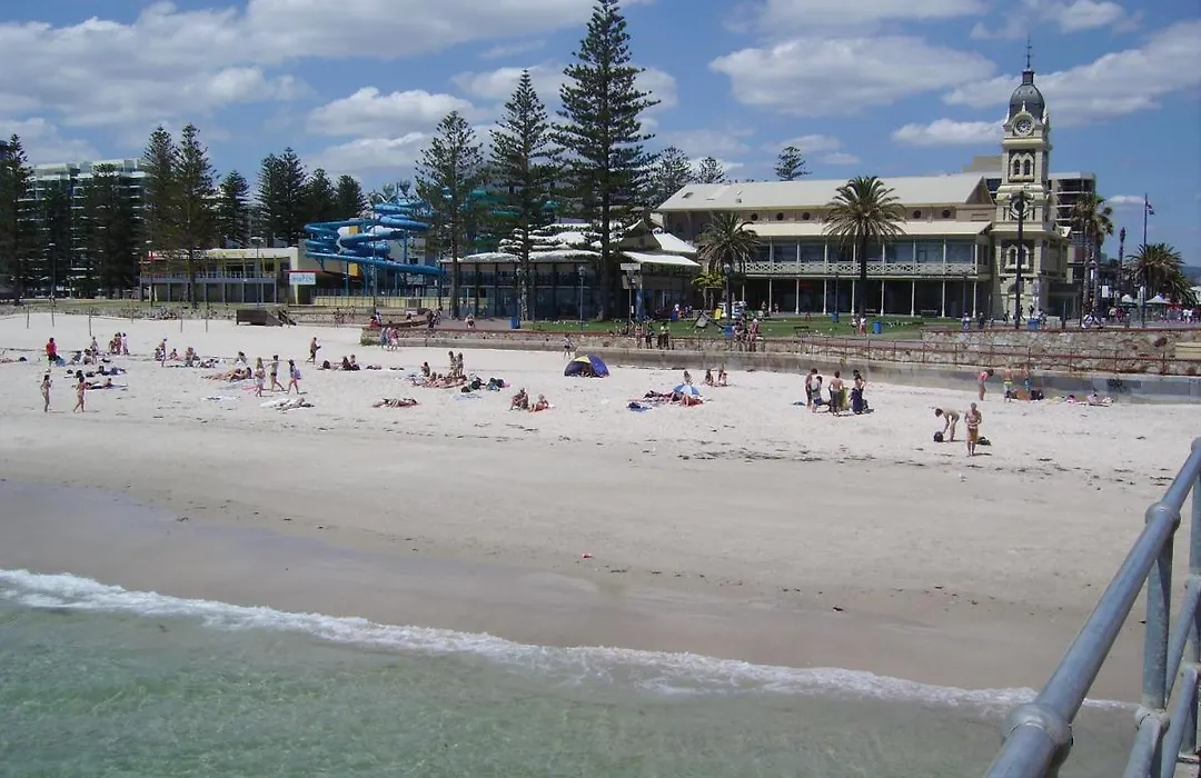 Glenelg Sea-Breeze-1