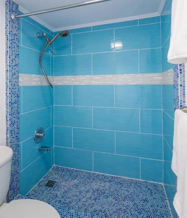 Waikiki Banyan Modern One Bedroom Free Parking-1