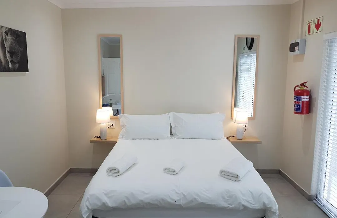 Sharon'S House: Modern Self-Catering Rooms-1