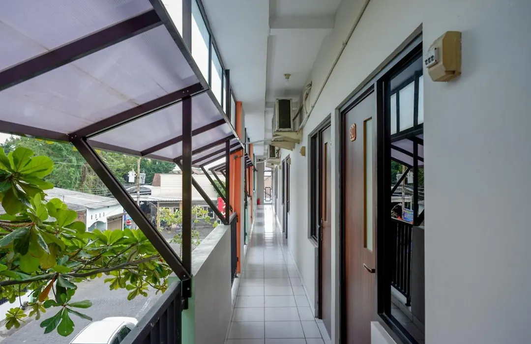RedDoorz near Stasiun Tawang Semarang-1