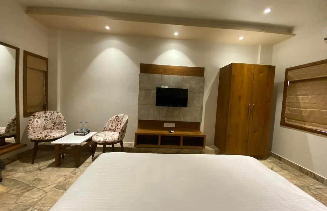 Hotel Damodar-1