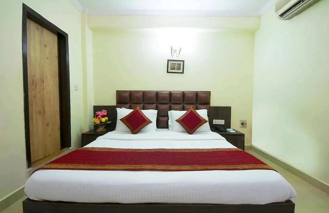 Capital O 2382 Hotel White House Continental-1