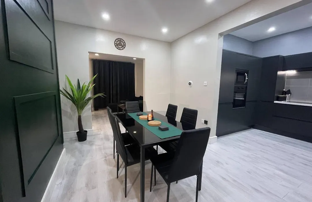 Immaculate Modern Home With Parking - Sleeps 8 --1