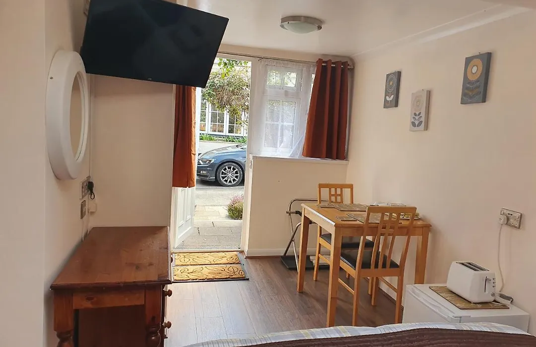 Penryn Guest House, Ensuite Rooms, Free Parking And Free Wifi-1
