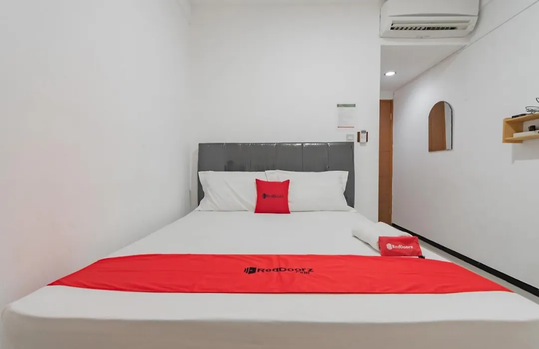 Reddoorz Syariah At Afifah Guest House Near Bikasoga Sport Center-1