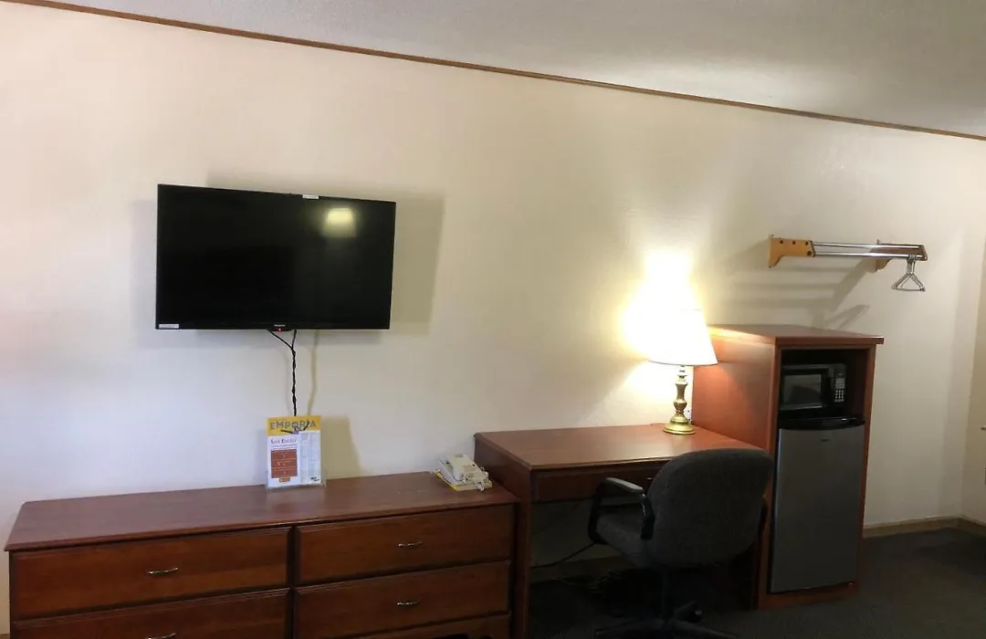 Budget Host Inn - Emporia-1