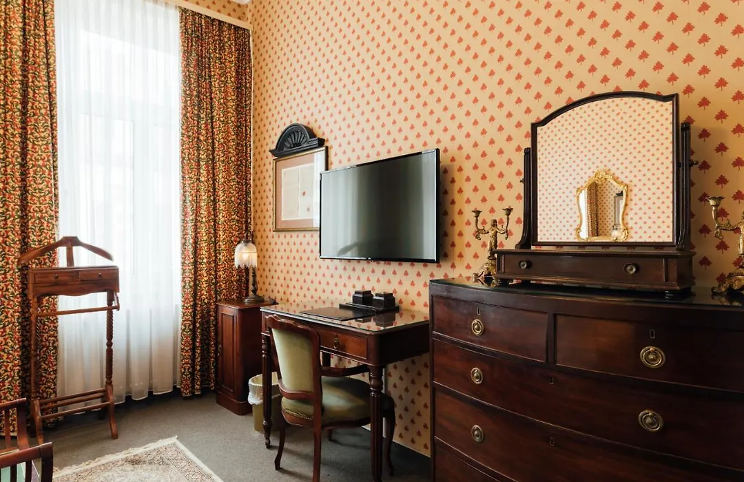 Das Kleine Hotel-1