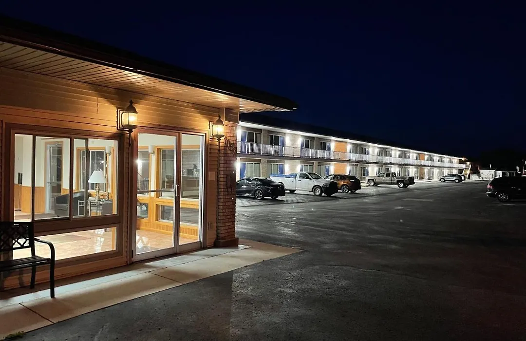 Days Inn & Suites By Wyndham St. Ignace Lakefront-1
