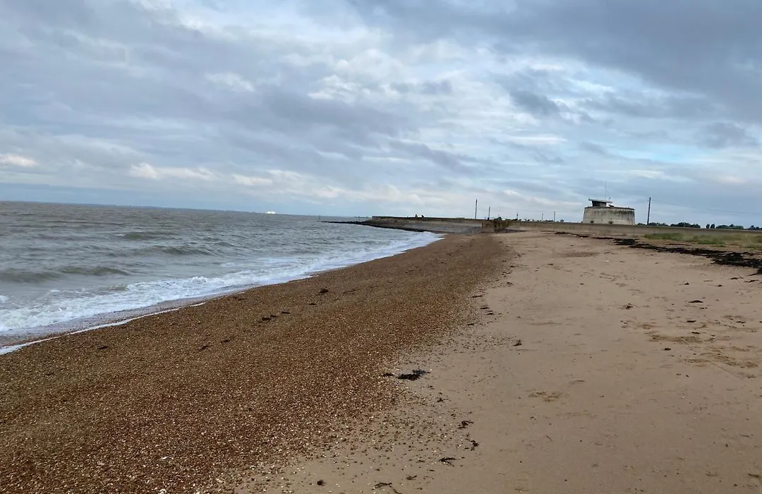 5 Mins Walk To Beach. 3 Bedroom Caravan. Sleeps 8-1