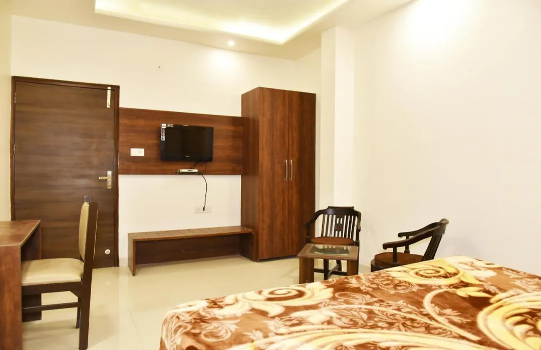 Hotel Hollywood Heights Near Railway Station-1
