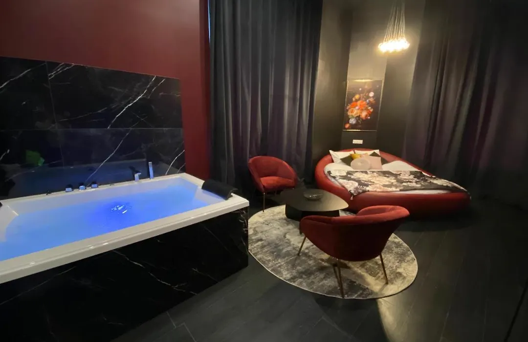 Legend Majestic Superbe Love Room - Jacuzzi - Champagne - Romantisme - parking privé-1