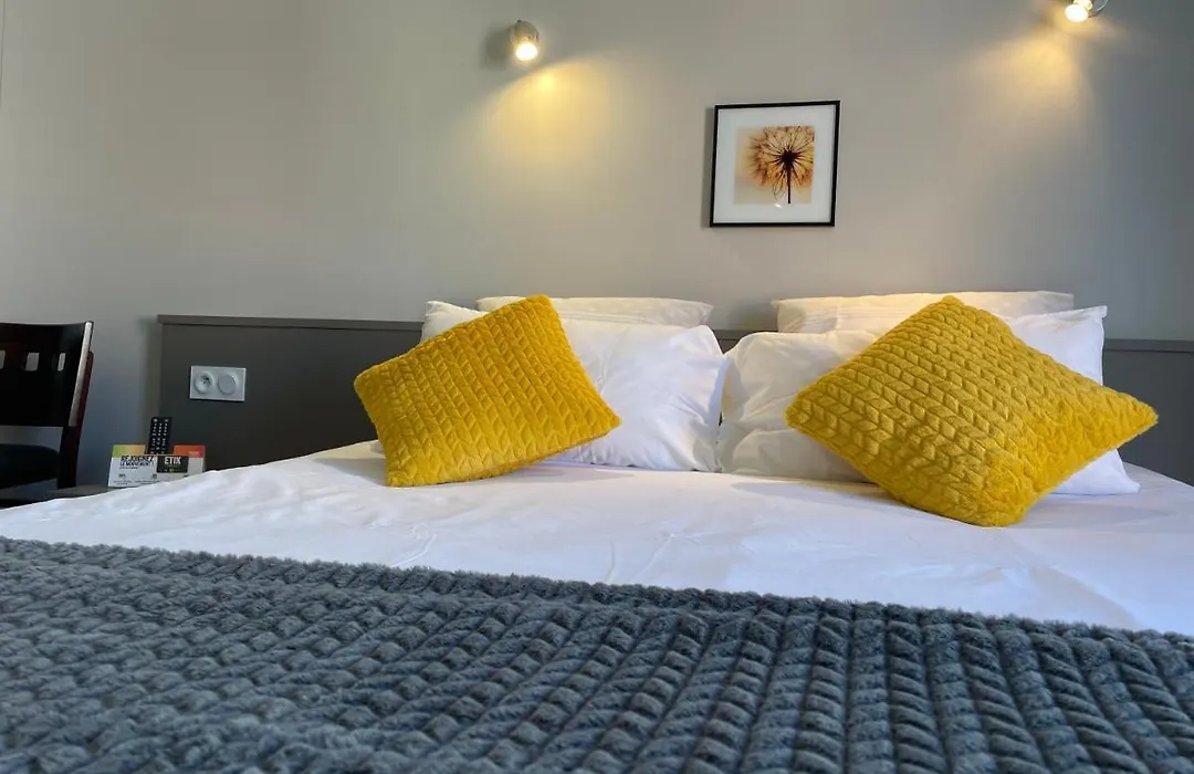 Logis Hotel Castel De Mirambel-1
