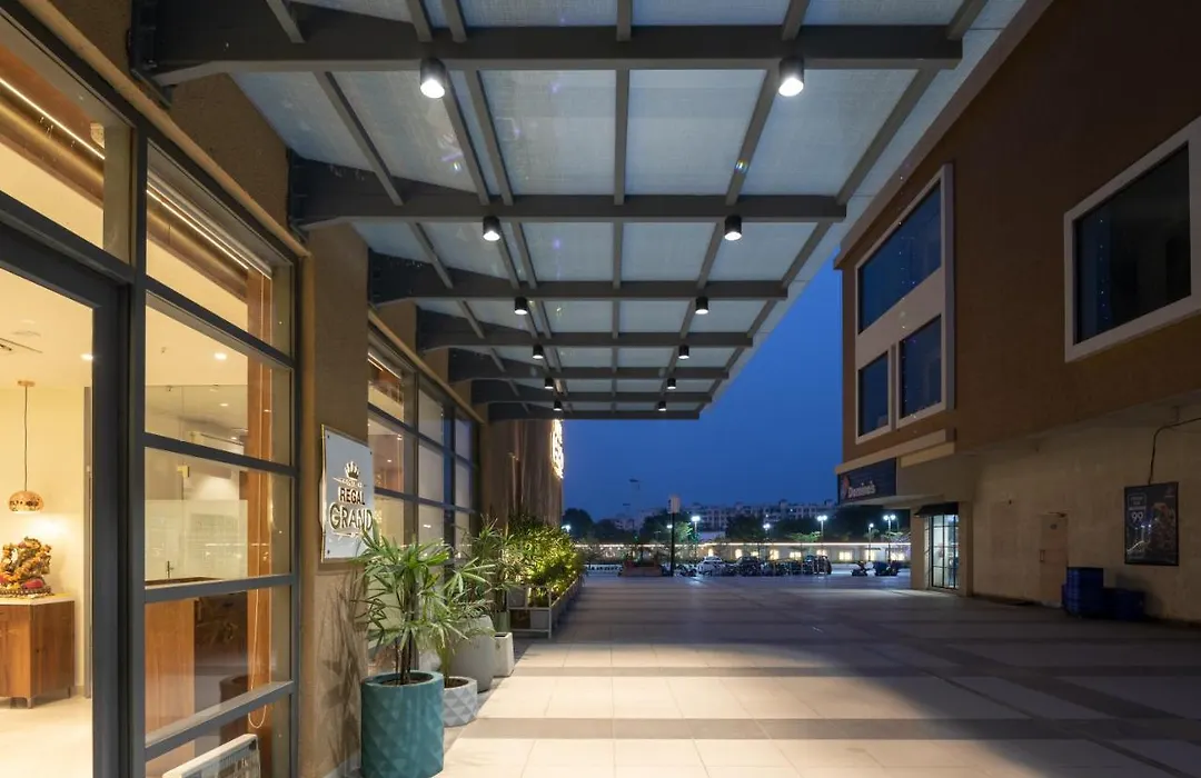 Hotel Regal Grand-1