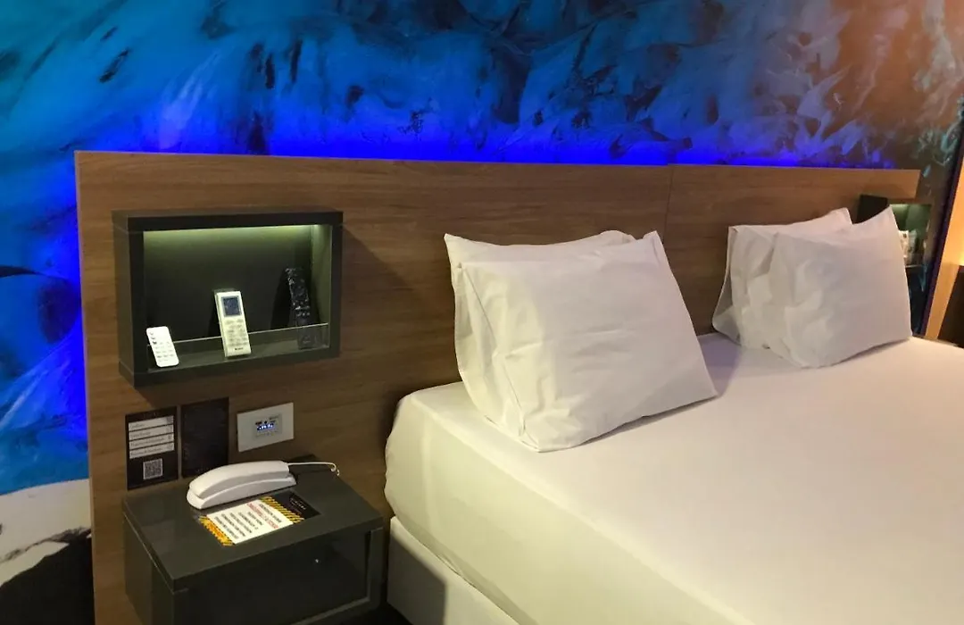 Fantasy Motel-1