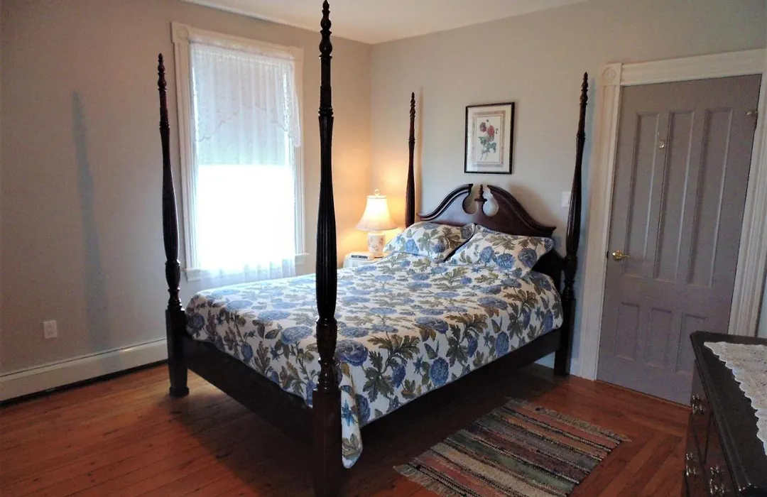 Hillcrest Hall Country Inn-1