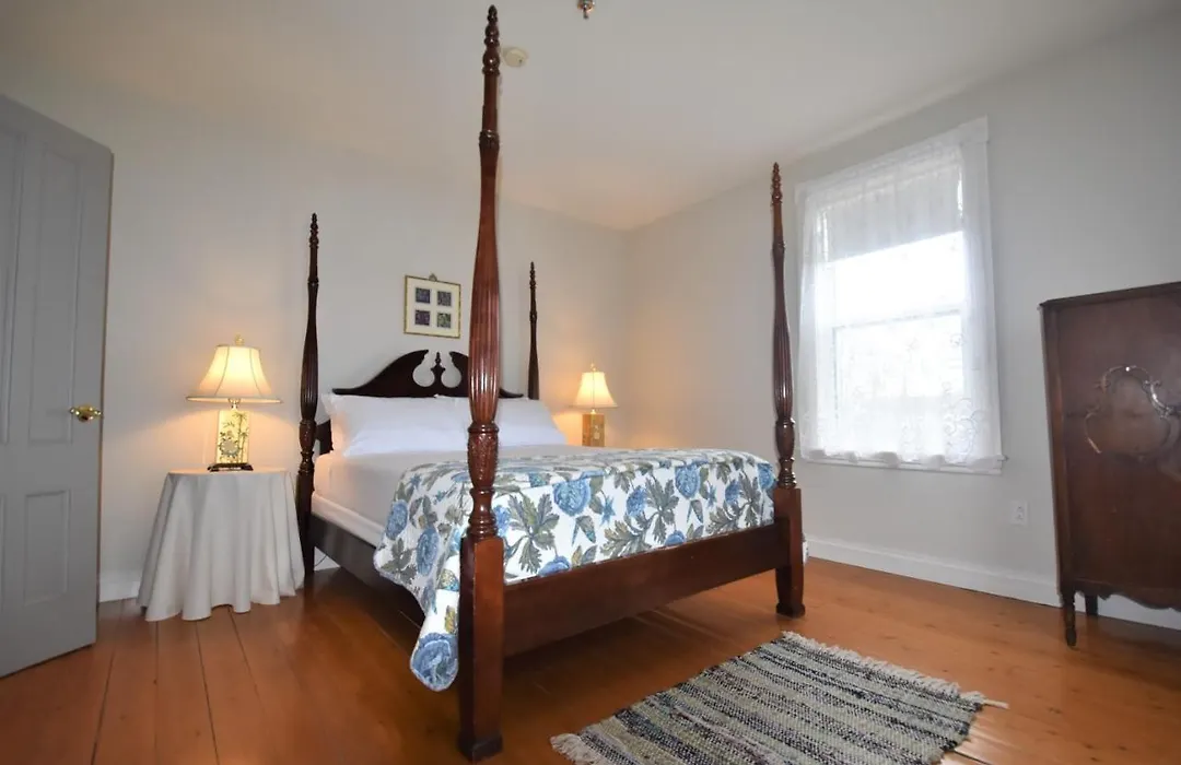 Hillcrest Hall Country Inn-1