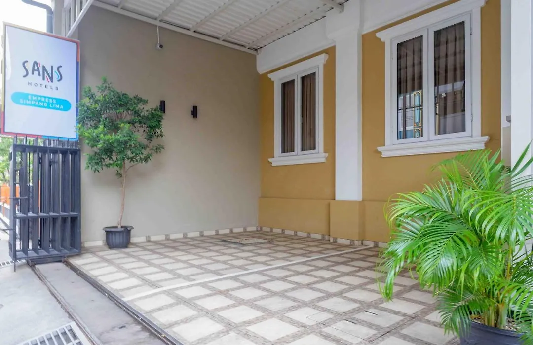 Sans Hotel Empress Simpang Lima-1