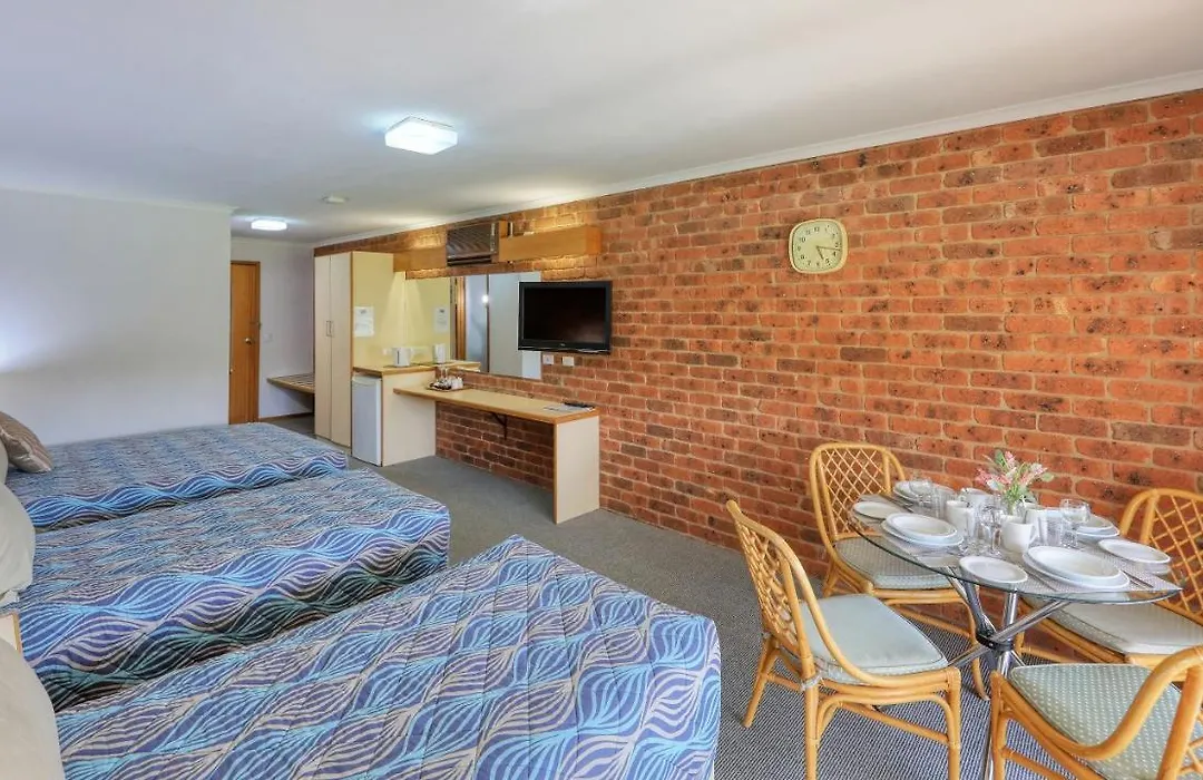 Tooleybuc Club Motor Inn-1