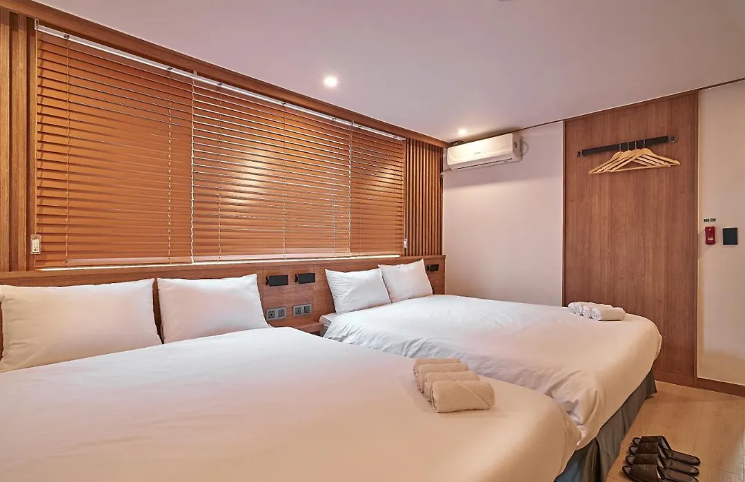 Monday Cracker Hongdae-1