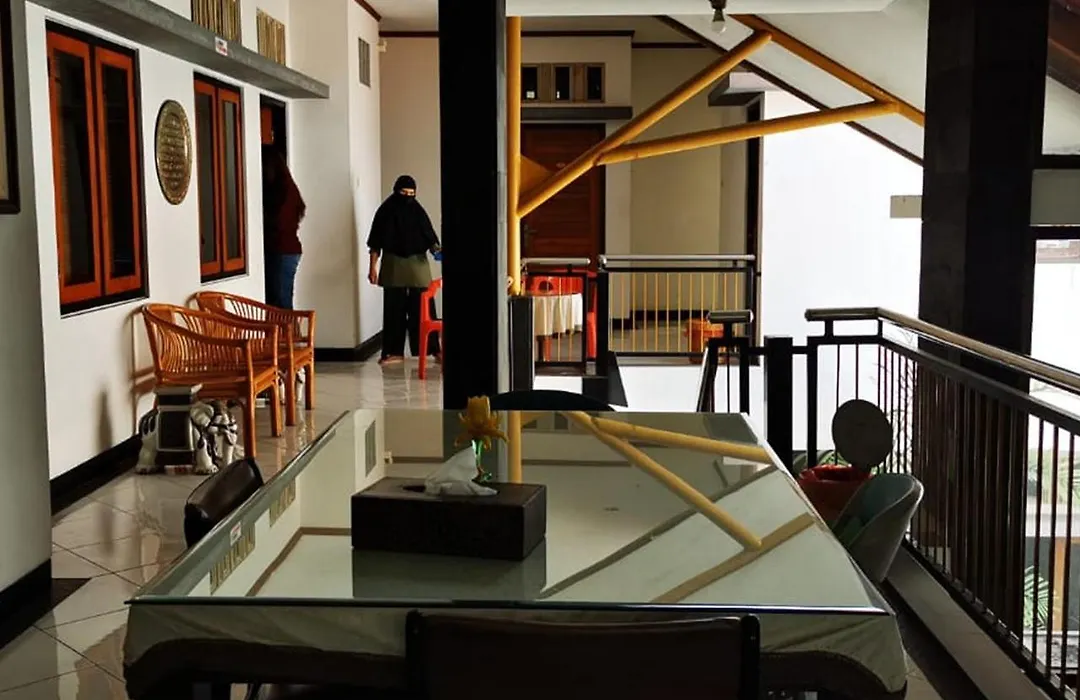 Dinnar Homestay Gayungan Syariah Redpartner-1
