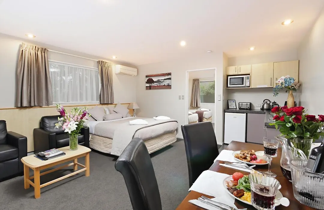 Arthur'S Court Motor Lodge-1
