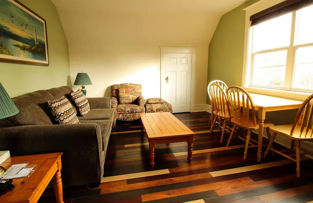 James Bay Inn Hotel, Suites & Cottage-1