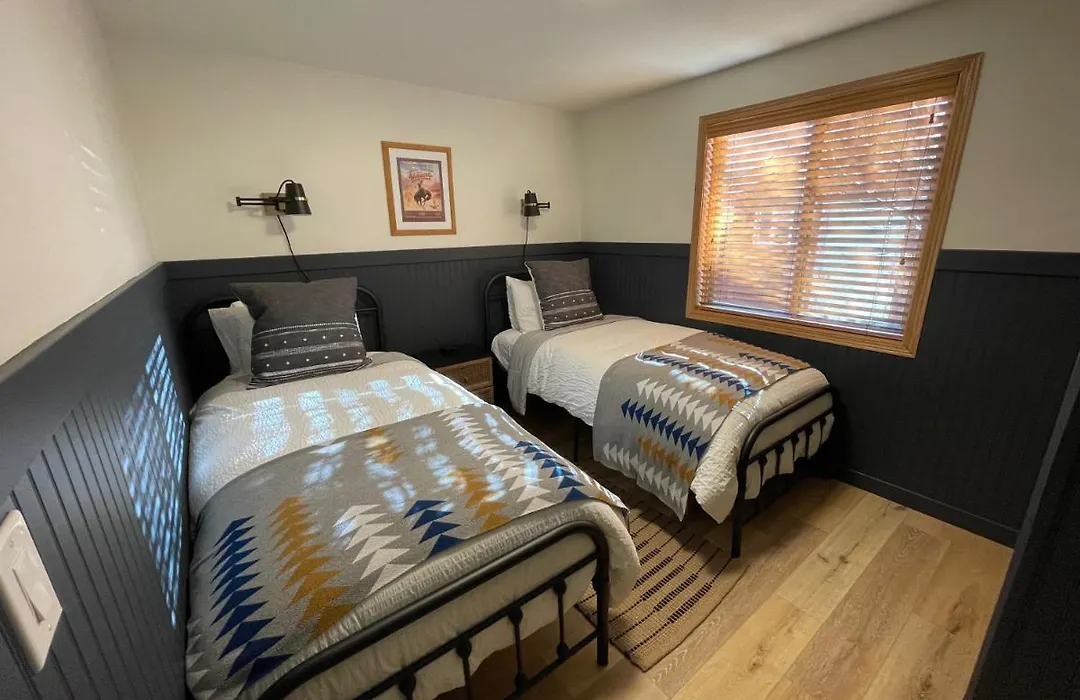 Pinedale Cozy Cabins-1