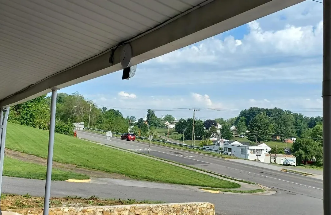 Knob Hill Motor Lodge-1