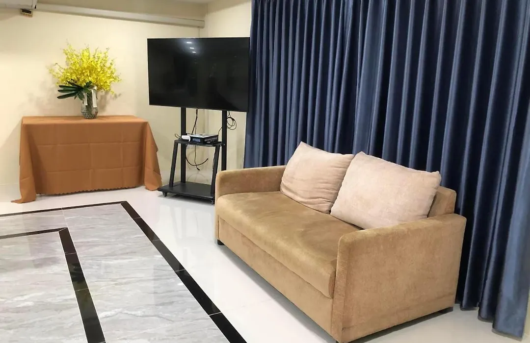 The Lux Ladprao 10-1
