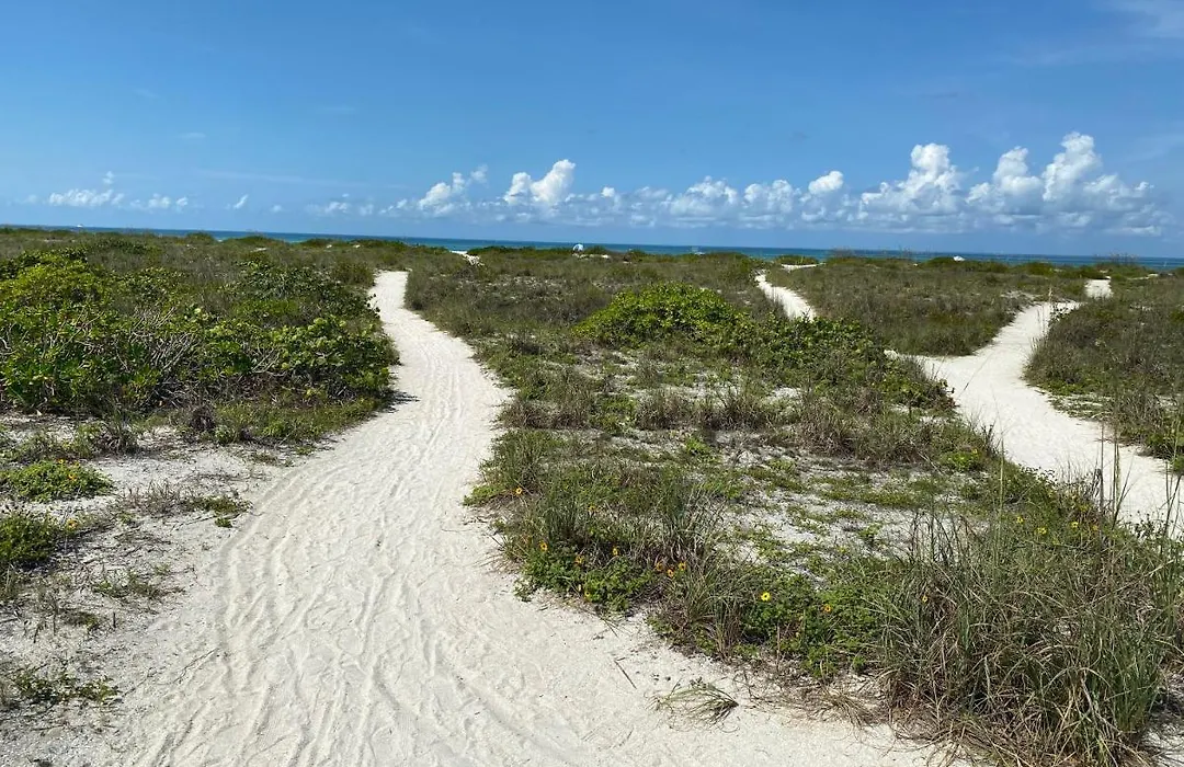 Tropical Winds Beachfront Motel And Cottages-1