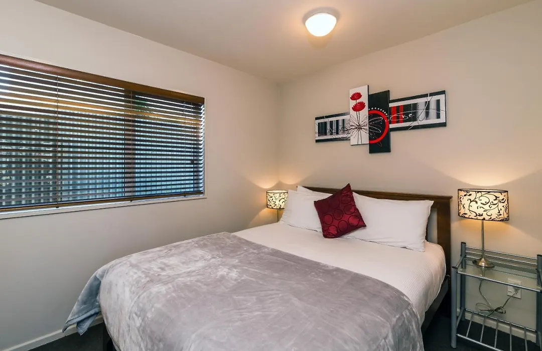 Twin Peaks Lakeside Inn-1