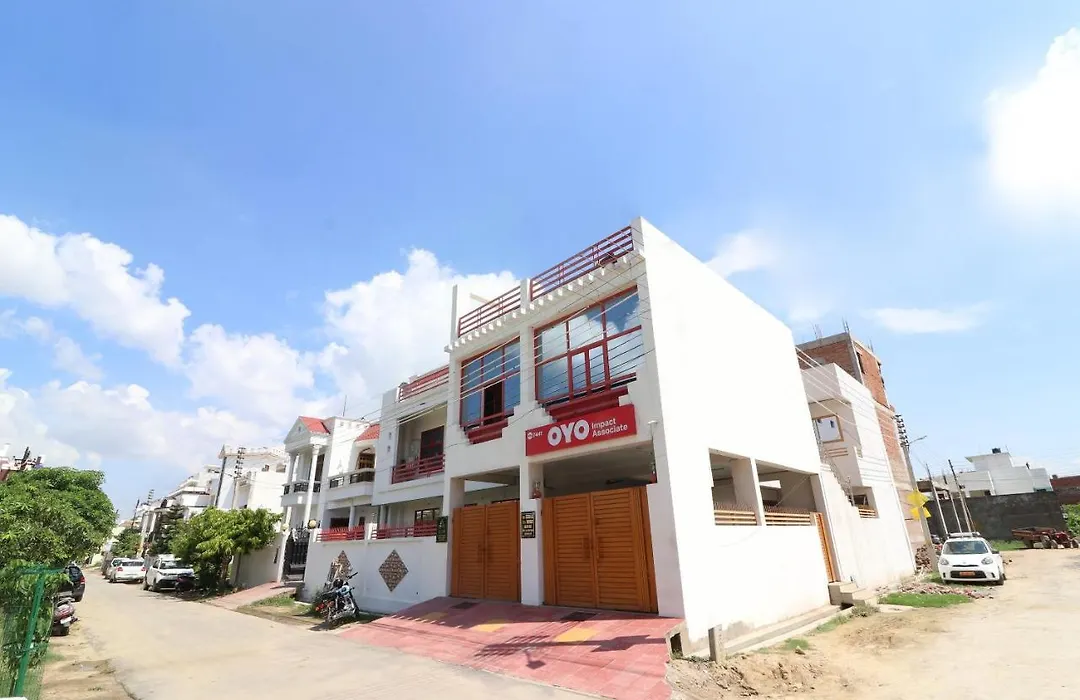 Oyo Gomti Nagar Near Indira Nagar Metro Station-1