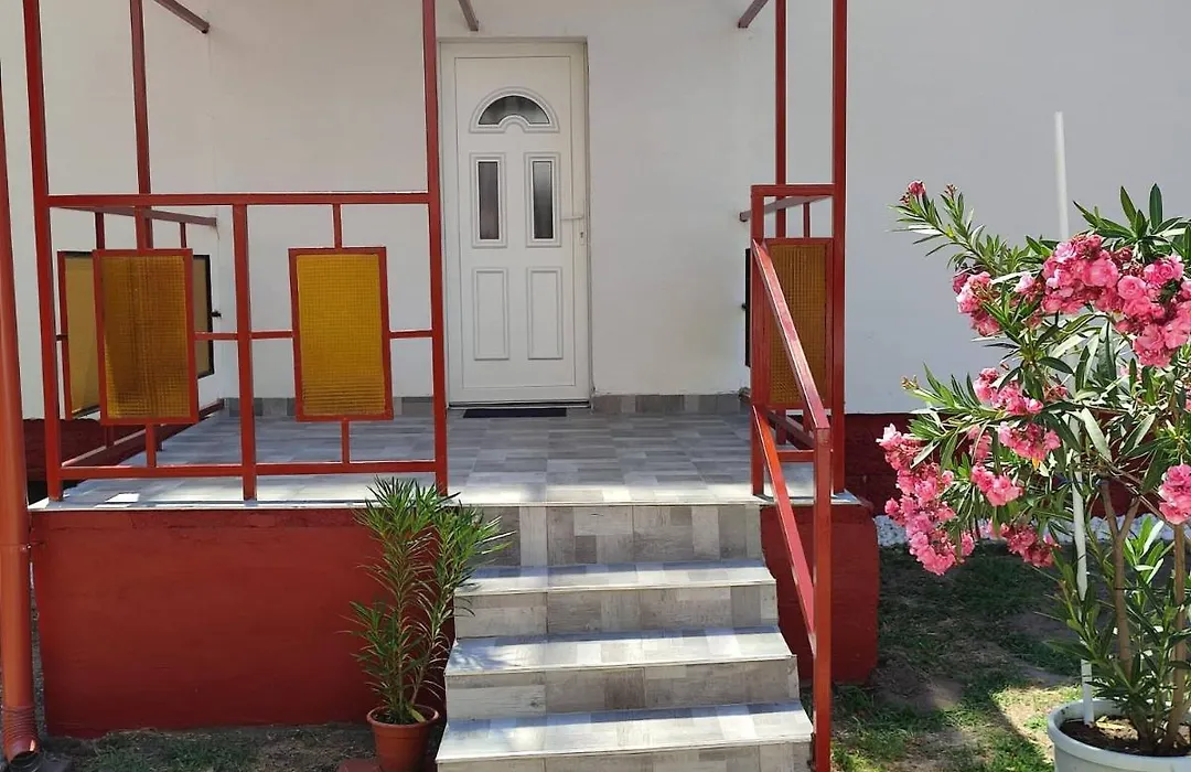 Rakos-Patak Family House Garden & Free Parking-1