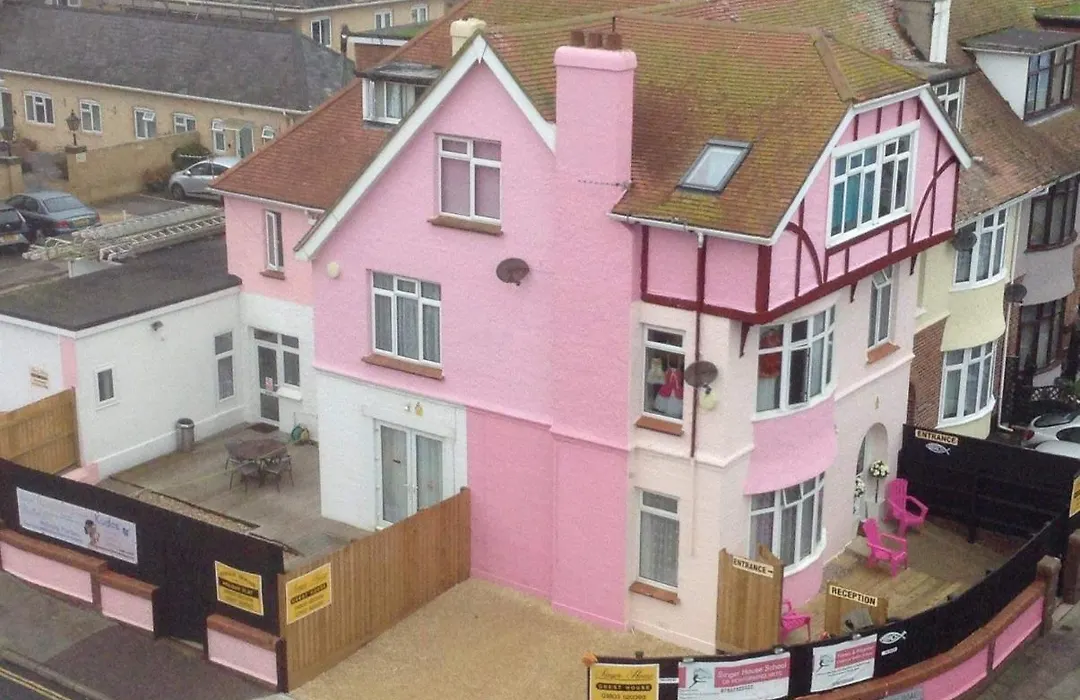 Sleeps 4 , Paignton S Only Ground Floor Garden 2 Bedroom Apartment In Front Of The Pier & Your Very Own Private Free Car Space ,2 Double Beds , 2 Single Beds , Kitchen , Air Fryer , 50 Blue Ray Films ,Hotel Reception To Greet & Happily Help You (Adul-1