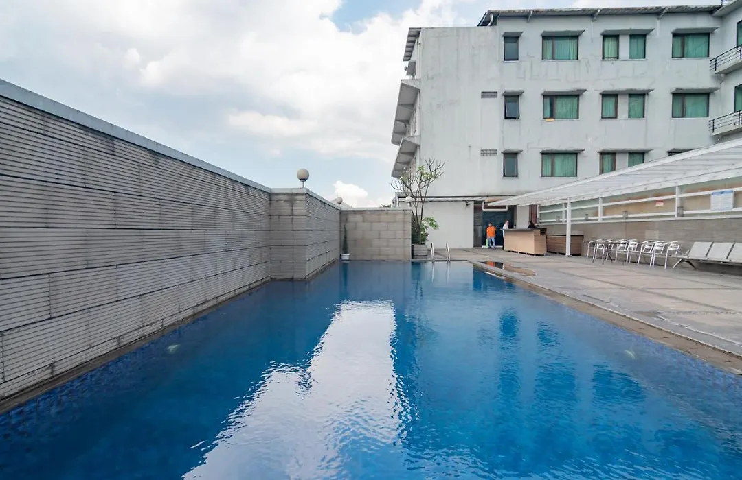 Urbanview Hotel Newton Riau Bandung-1