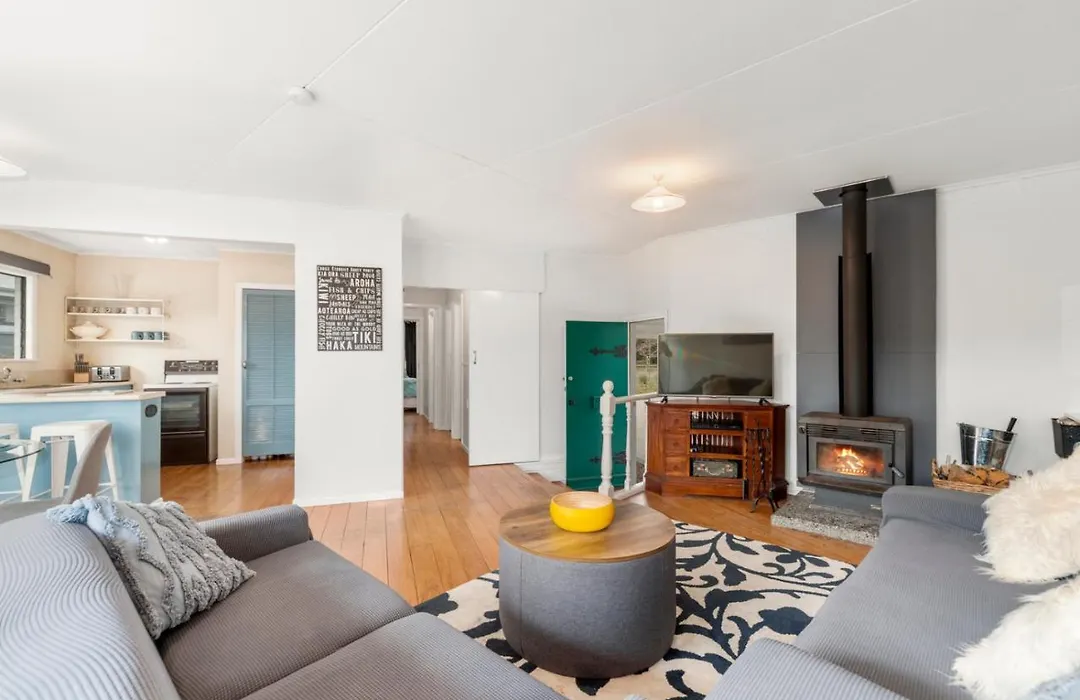 Kereru Lodge - Two Mile Bay Holiday Home-1