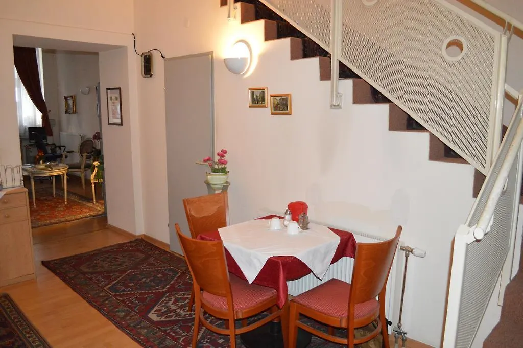 Hotel Pension Walzerstadt-1