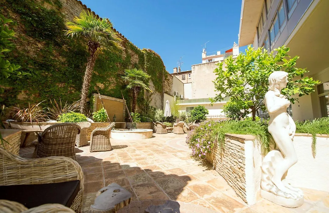 Best Western Premier Le Patio Des Artistes Wellness Jacuzzi-1
