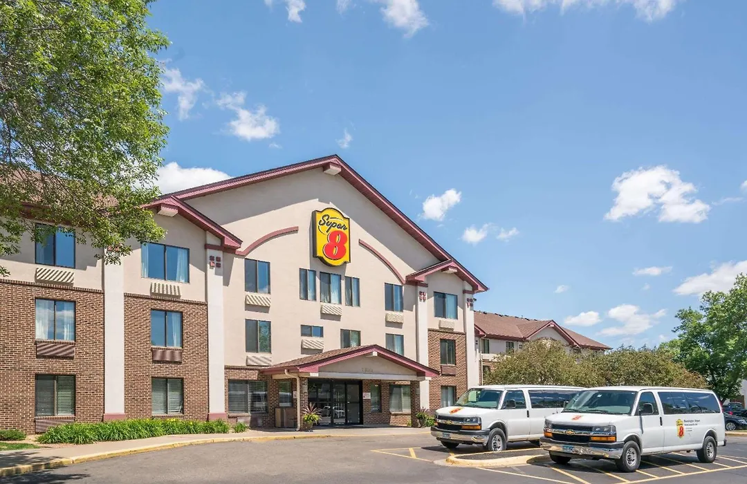 Super 8 By Wyndham Bloomington/Airport-1