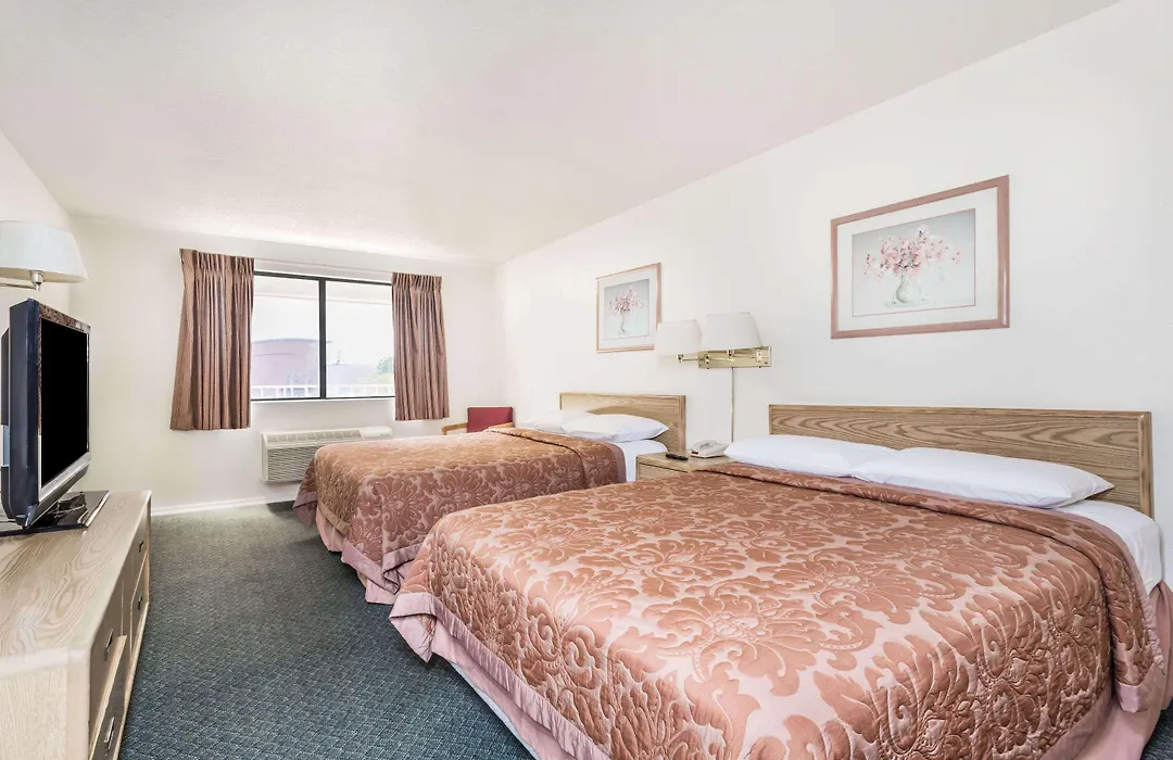 Super 8 By Wyndham Phoenix Metro North-1