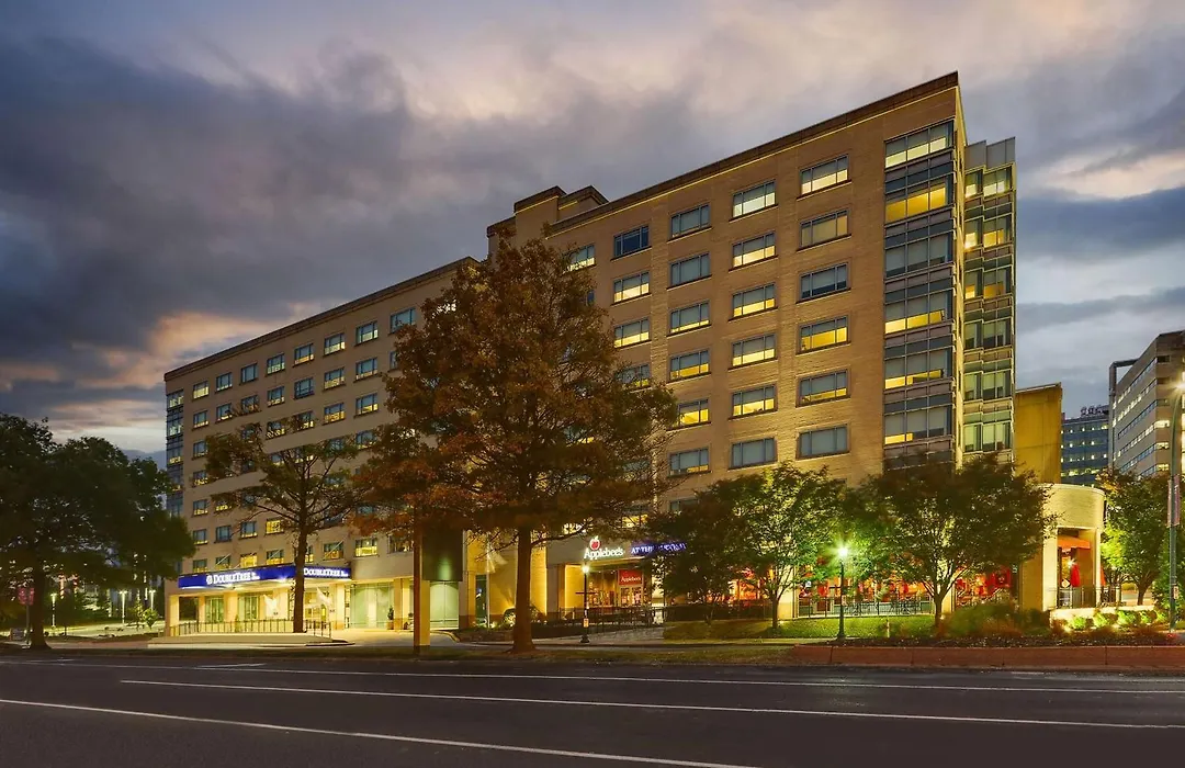 Doubletree By Hilton St. Louis Forest Park-1