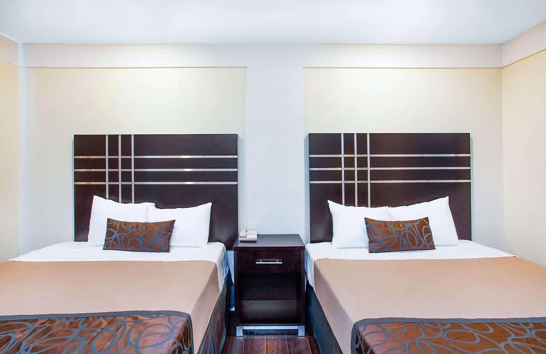 Travelodge By Wyndham Fresno Yosemite Area-1