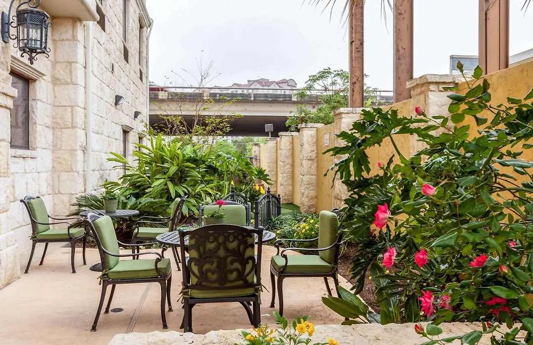 Comfort Suites Alamo-River Walk-1
