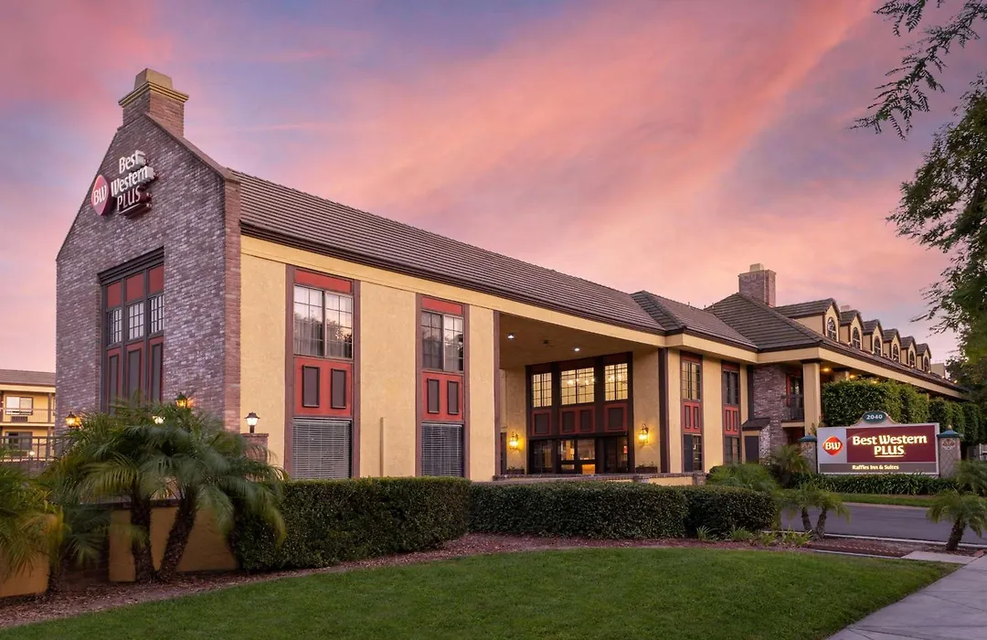 Best Western Plus Raffles Inn&Suites-1