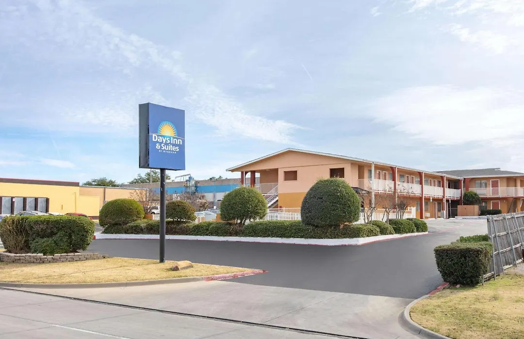 Days Inn & Suites By Wyndham Arlington Near Six Flags-1