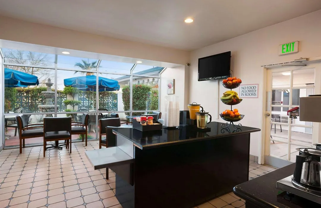 Travelodge By Wyndham Bakersfield-1